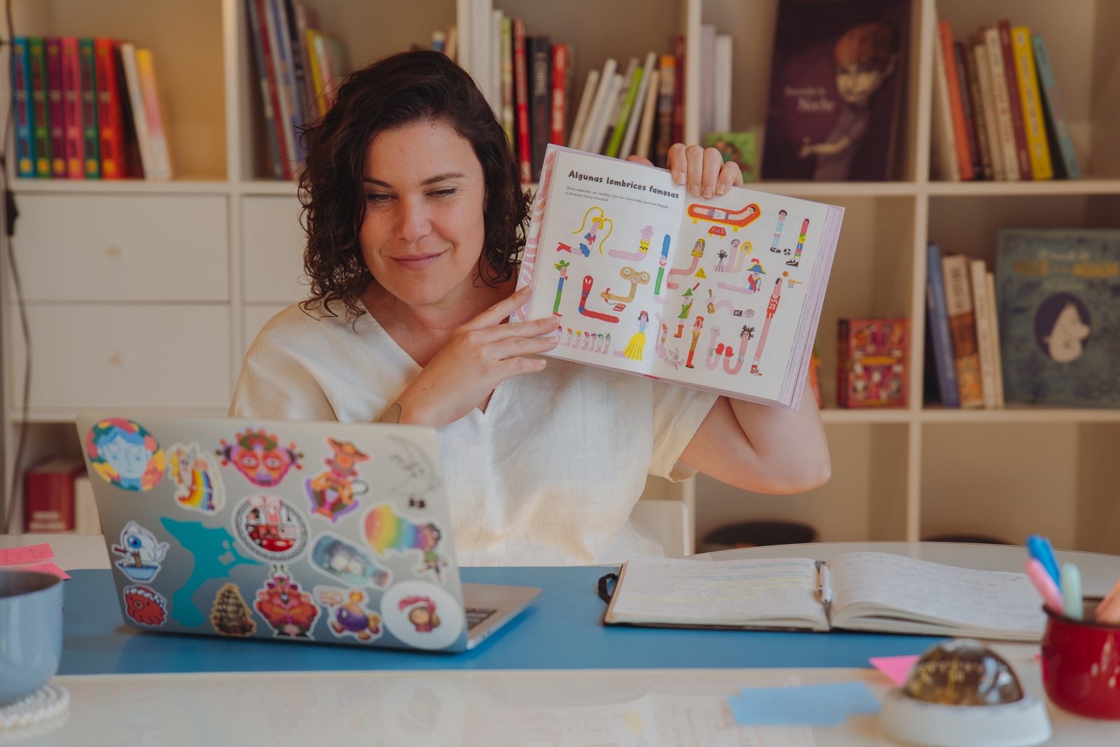 Ío Bru enseñando un libro ilustrado durante una videollamada de asesoría