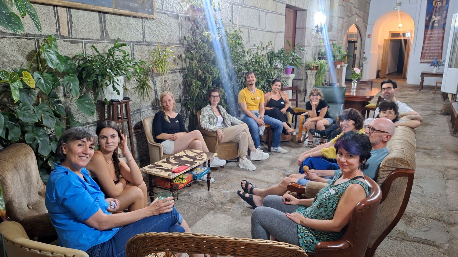 Participantes del retiro IlustraHUB en el salón del convento