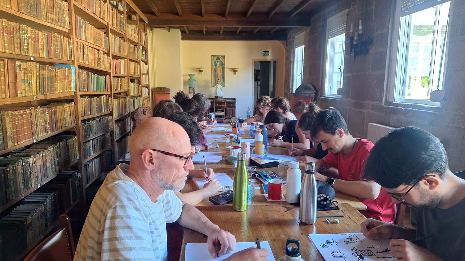Sesión de dibujo en la biblioteca del convento