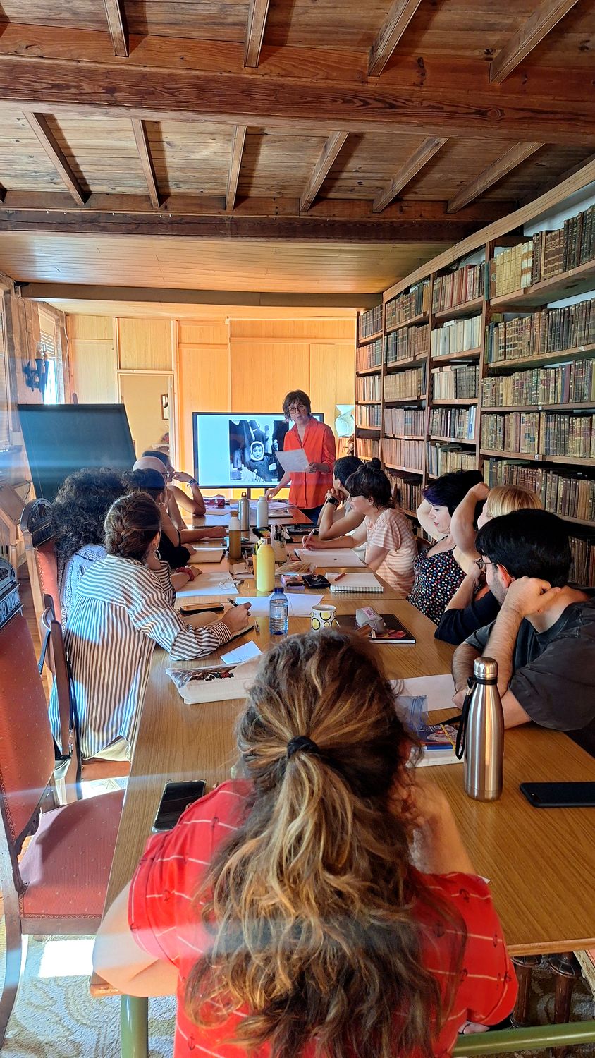 Ío Bru dando clase en la biblioteca del convento