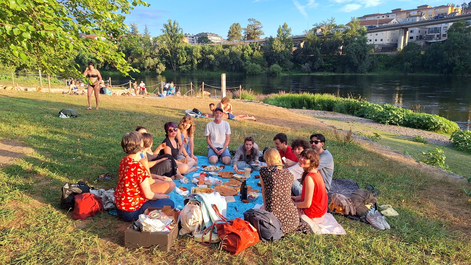 Picnic del grupo a la orilla del río