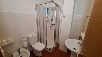 Baño con ducha en la habitación