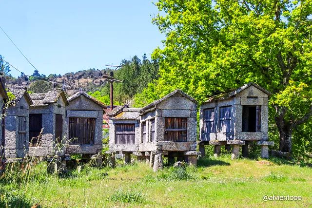 Hórreos de granito en O Ribeiro