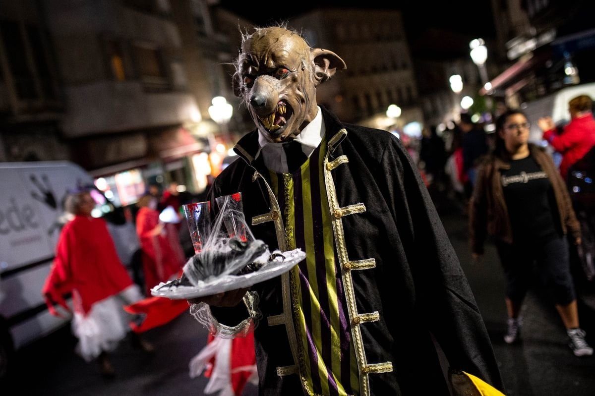 Desfile de la Noite Meiga por las calles de Ribadavia