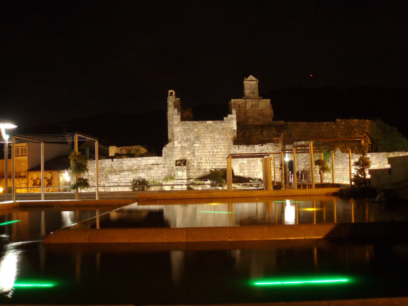El castelo de Ribadavia iluminado de noche