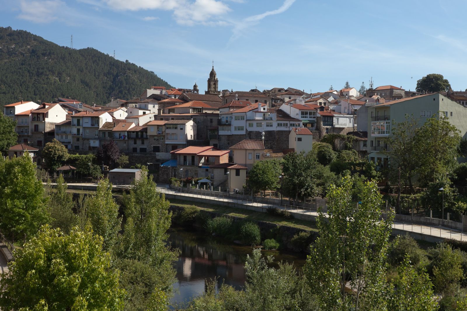 Ribadavia junto al río, entre montes y viñedos